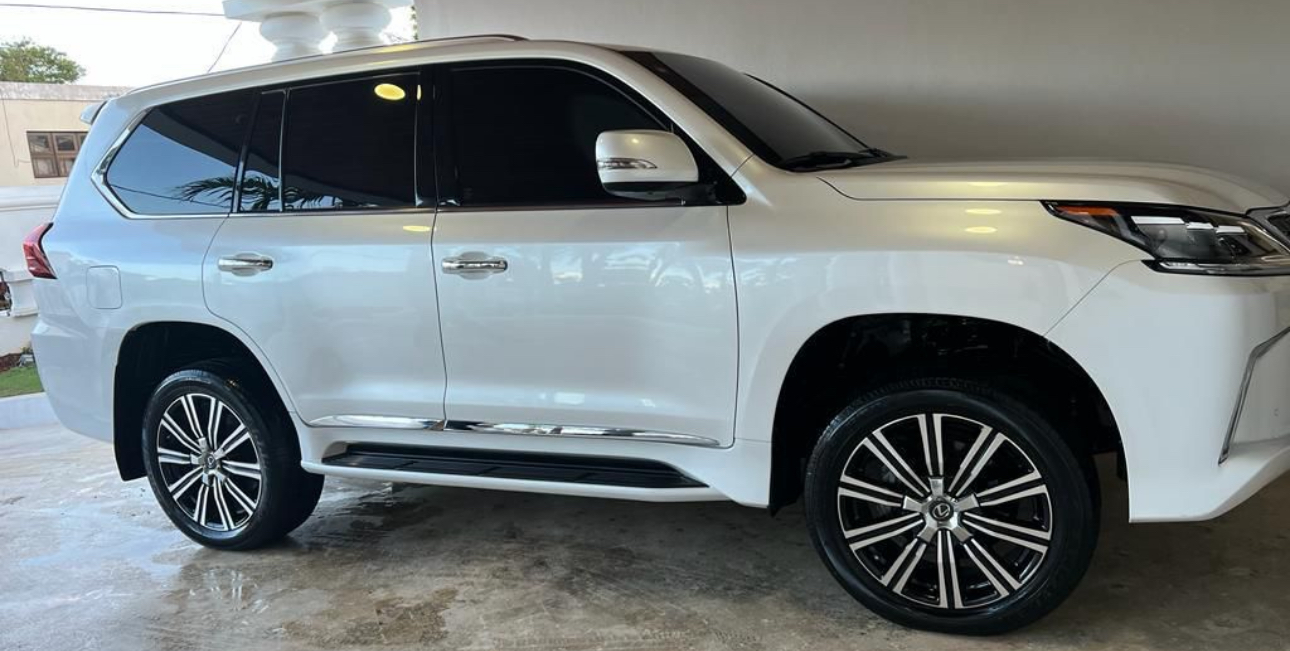 Imponente y sofisticada: MercedesBenz GClass negra en República Dominicana