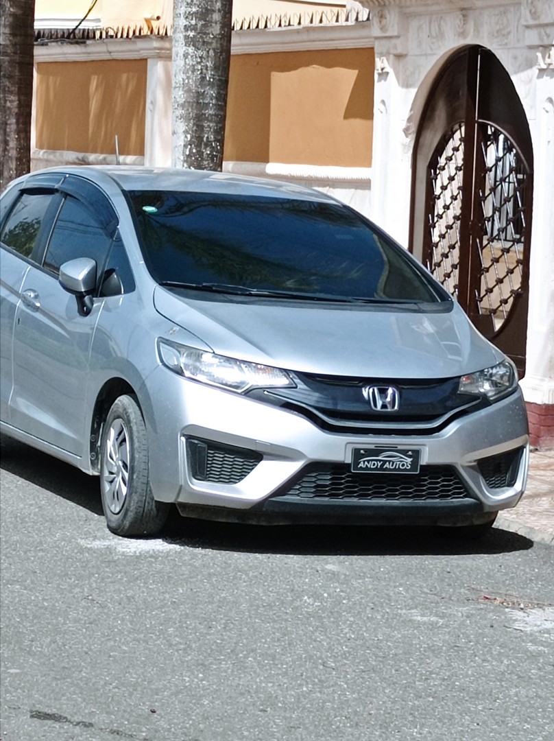 honda fit 2016 me tiran por Whatsapp en República Dominicana