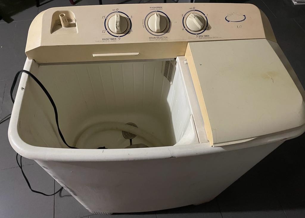 2 puertas, muy amplia y recién pintada. Tamaño: 69 “ de alto, y 30 “ de ancho en República Dominicana