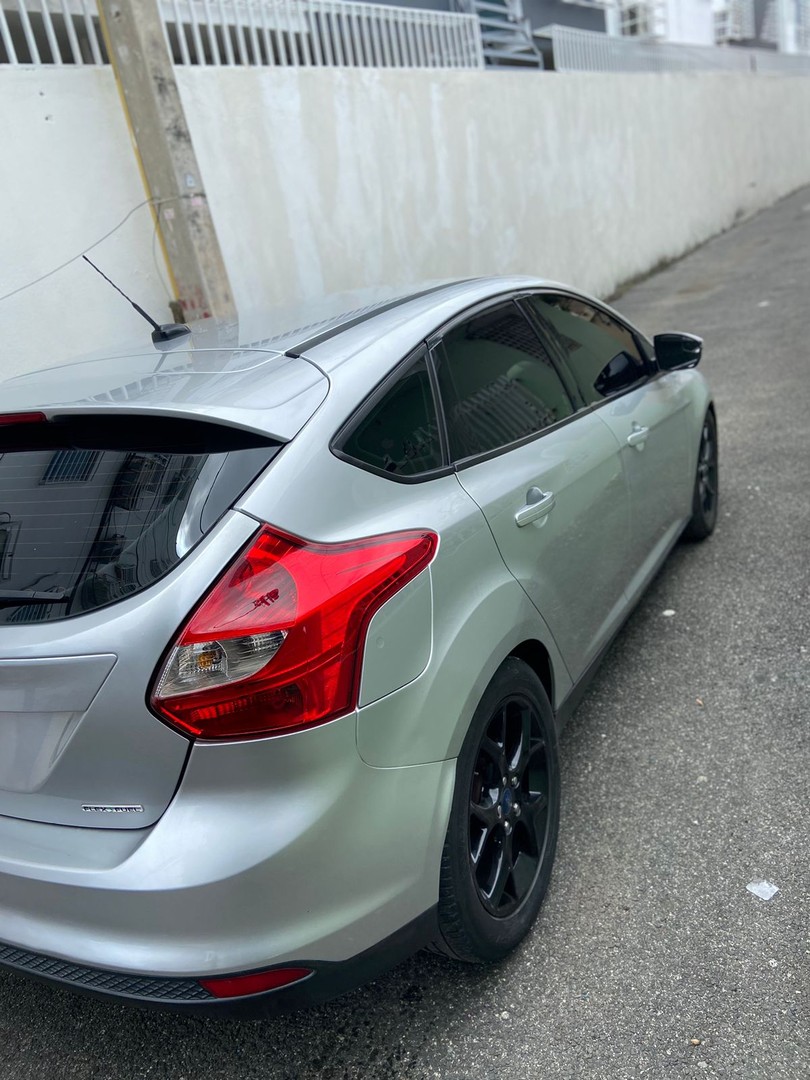 ford focus 2014 transmisión automática, gasolina, color gris en República Dominicana
