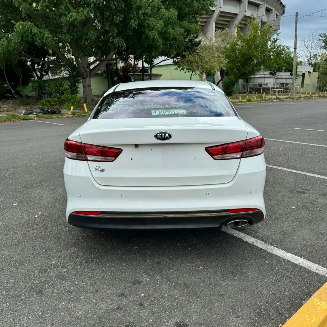 Kia k5 – Año 2017 – Color blanco original de fábrica