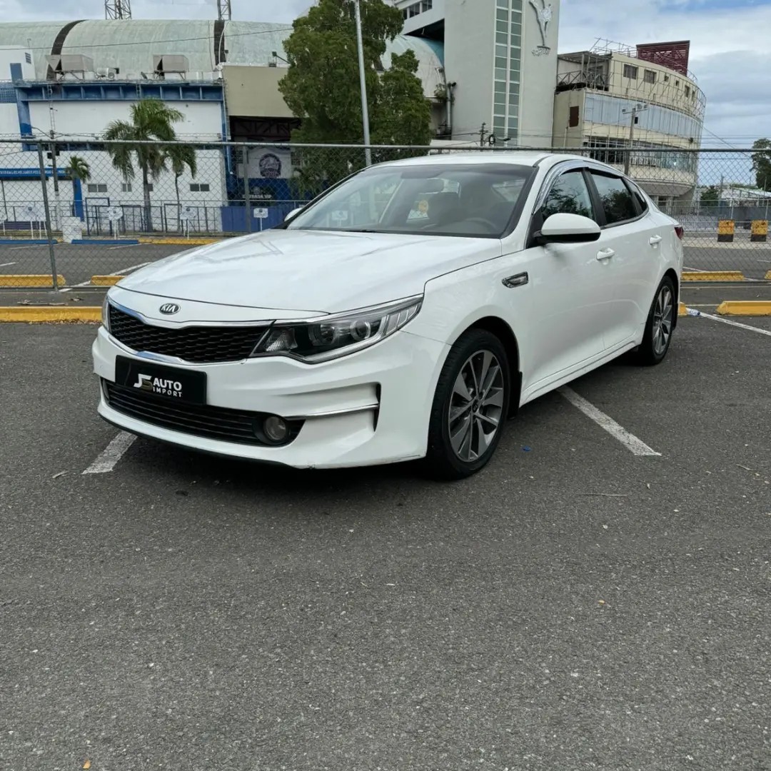 Kia k5 – Año 2017 – Color blanco original de fábrica en República Dominicana