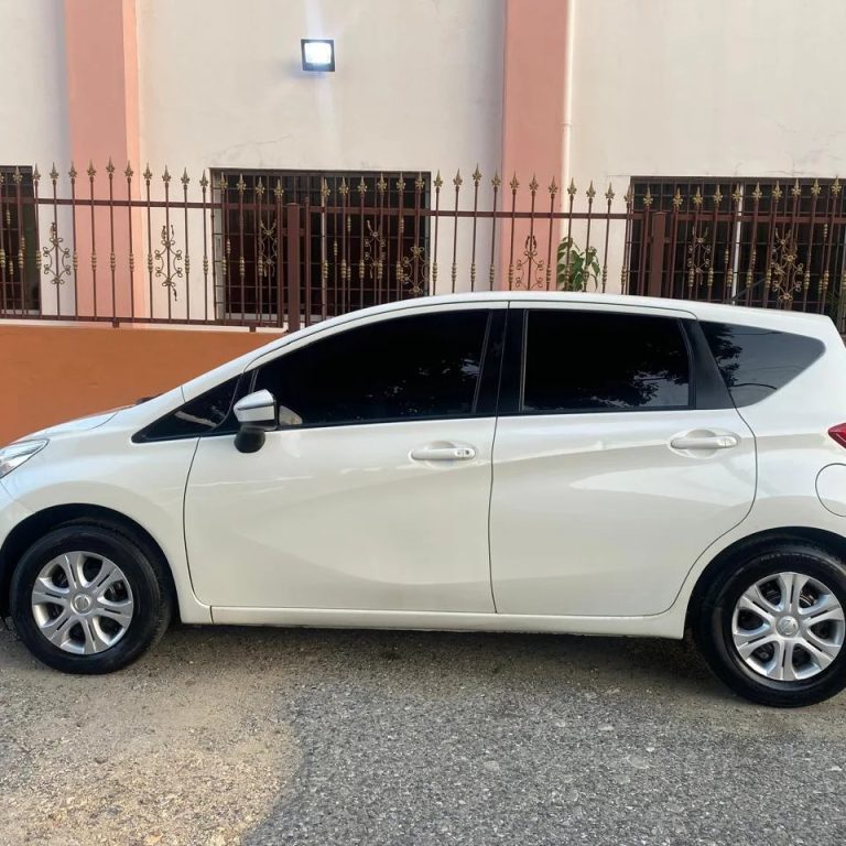 Nissan note 2016 3 Cilindro color blanco en República Dominicana