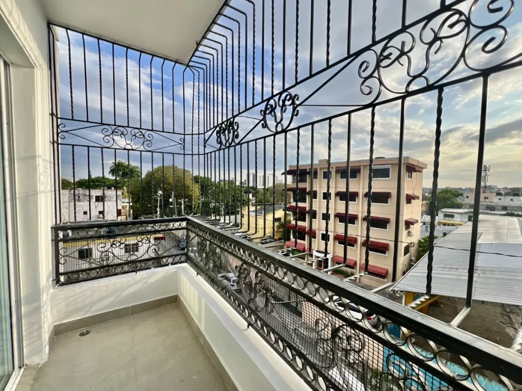Apartamento En Alquiler En Evaristo Morales, Santo Domingo, 130m2, 2 Hab. 2 Parqueos en República Dominicana