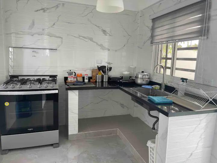 Casa en renta de 2 niveles en la zona Oriental, Residencial Amalia, Autopista de San Isidro, Santo Domingo Este. en República Dominicana