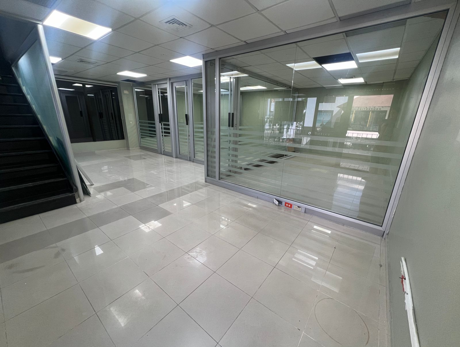 Casa en renta de 2 niveles en la zona Oriental, Residencial Amalia, Autopista de San Isidro, Santo Domingo Este.