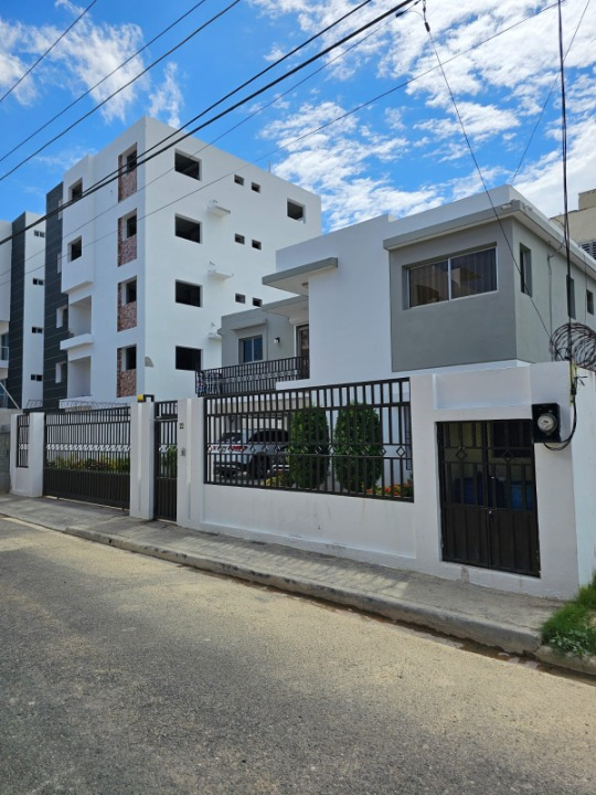 Casa en Venta de 2 niveles en Prado Oriental, Autopista de San Isidro, Santo Domingo Este. en República Dominicana