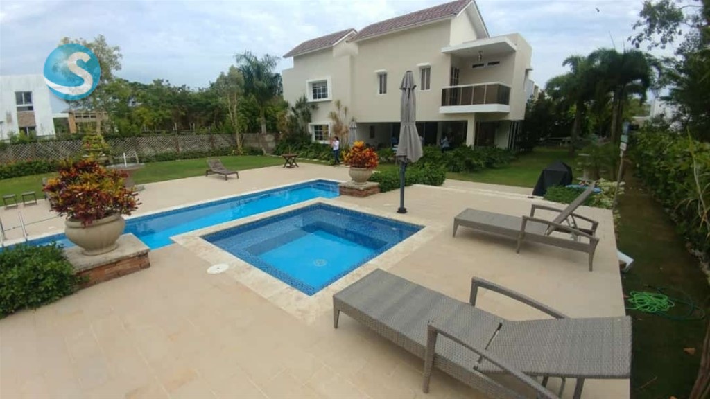 Villa en Playa Nueva Romana con piscina y jardín