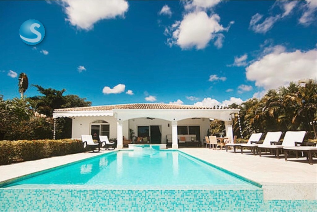 Villa en venta en residencial Cocotal, cerca de playa y golf