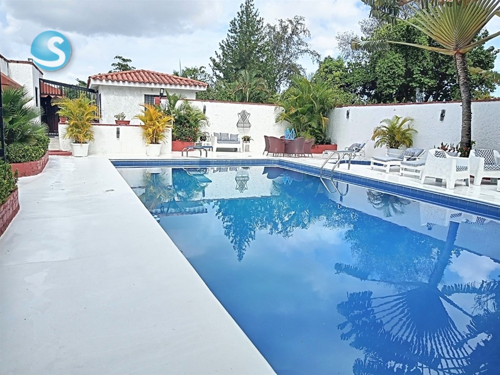 Casa de 2 niveles en zona residencial con piscina en Alameda