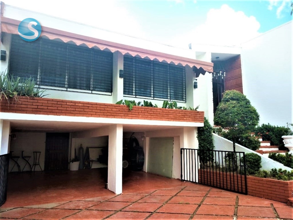 Casa de 2 niveles en zona residencial con piscina en Alameda en República Dominicana