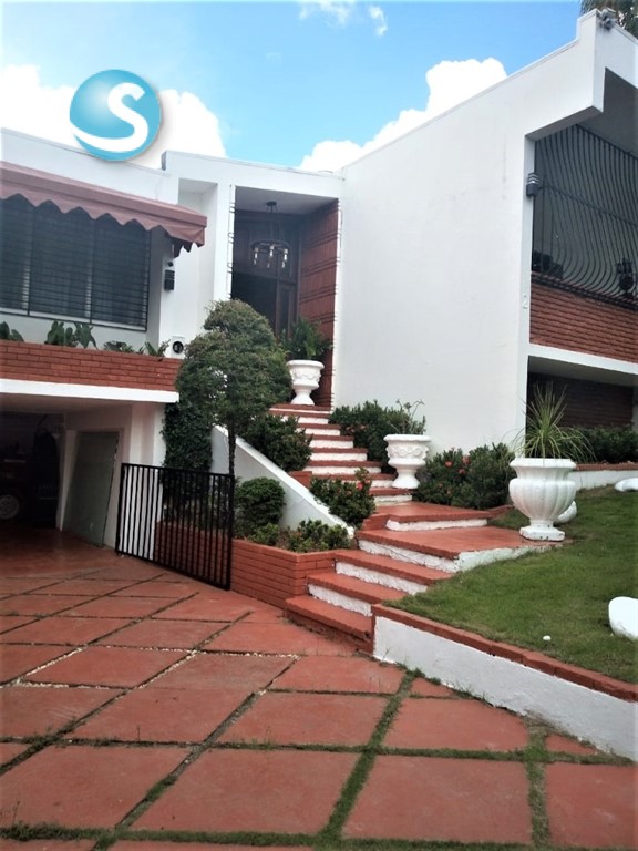 Casa de 2 niveles en zona residencial con piscina en Alameda en República Dominicana