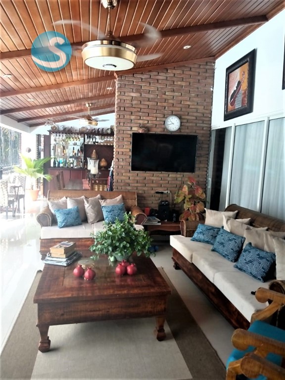 Casa de 2 niveles en zona residencial con piscina en Alameda en República Dominicana