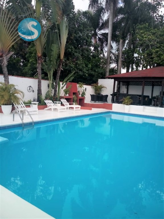 Casa de 2 niveles en zona residencial con piscina en Alameda en República Dominicana