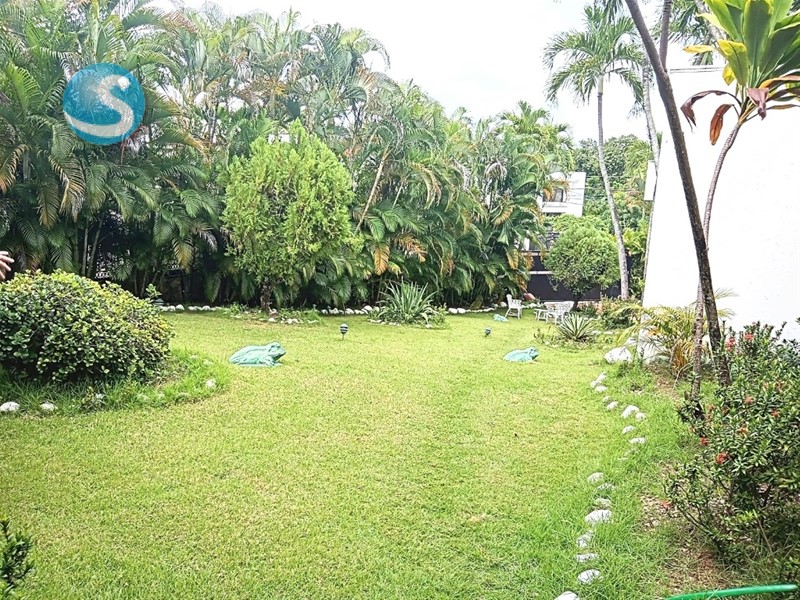 Casa de 2 niveles en zona residencial con piscina en Alameda en República Dominicana