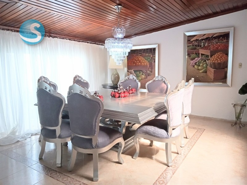 Casa de 2 niveles en zona residencial con piscina en Alameda en República Dominicana