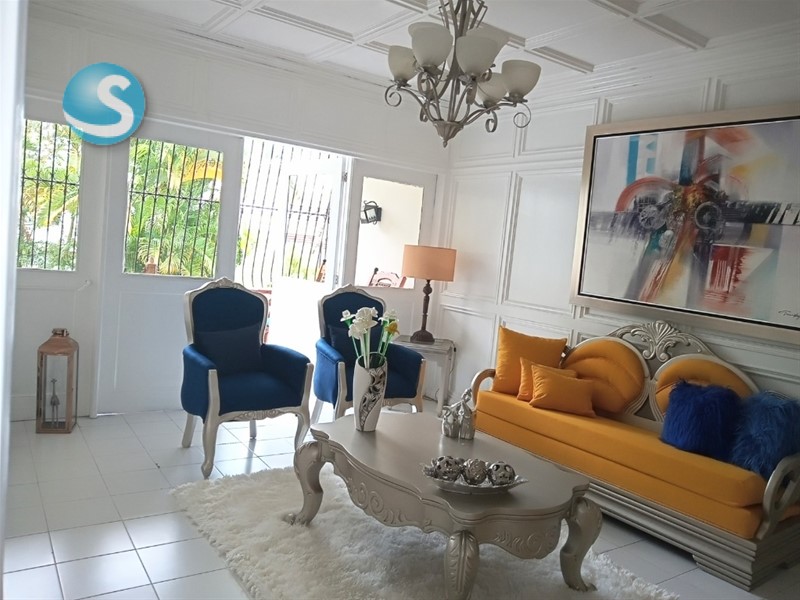 Casa de 2 niveles en zona residencial con piscina en Alameda en República Dominicana