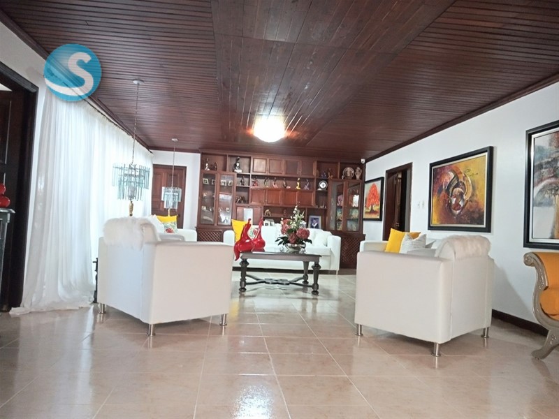 Casa de 2 niveles en zona residencial con piscina en Alameda en República Dominicana