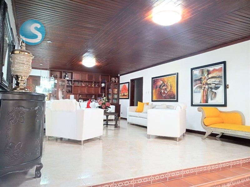 Casa de 2 niveles en zona residencial con piscina en Alameda en República Dominicana