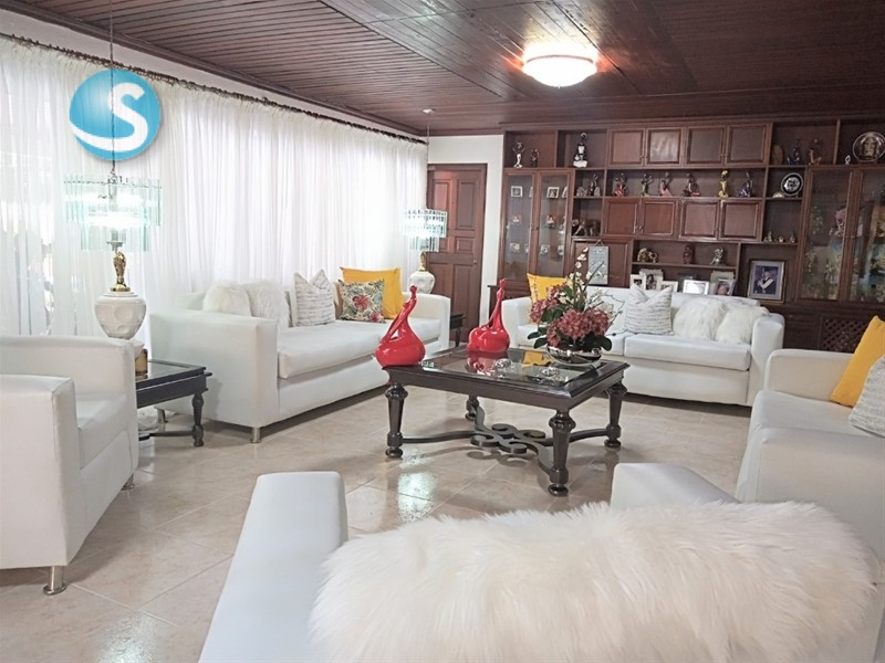 Casa de 2 niveles en zona residencial con piscina en Alameda en República Dominicana