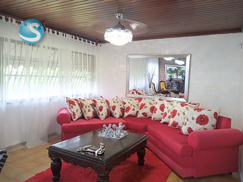 Casa de 2 niveles en zona residencial con piscina en Alameda en República Dominicana