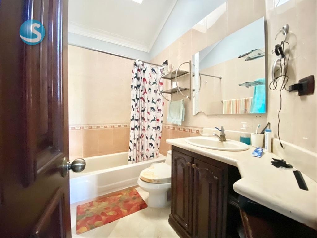 Casa en venta en Las Praderas, zona residencial céntrica en República Dominicana