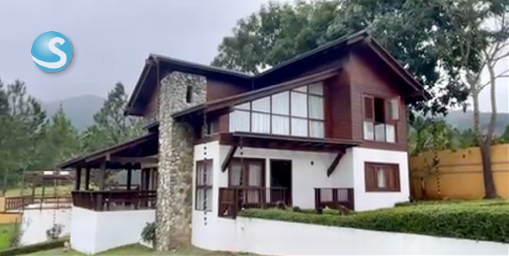 Villa de dos niveles en Jarabacoa con amplia piscina