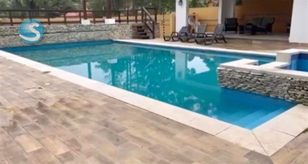 Villa de dos niveles en Jarabacoa con amplia piscina en República Dominicana