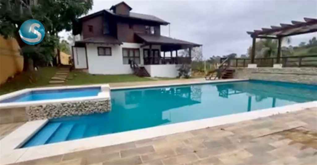 Villa de dos niveles en Jarabacoa con amplia piscina en República Dominicana