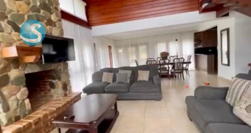 Villa de dos niveles en Jarabacoa con amplia piscina en República Dominicana