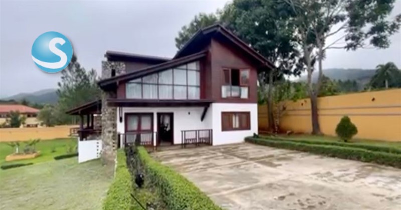 Villa de dos niveles en Jarabacoa con amplia piscina en República Dominicana