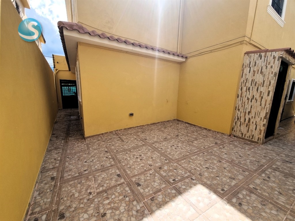 Casa espaciosa en venta en Brisa Oriental, zona segura en República Dominicana