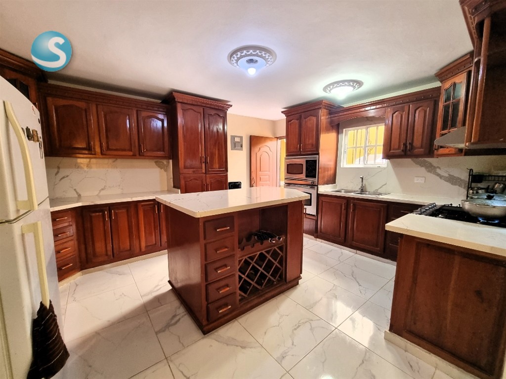 Casa espaciosa en venta en Brisa Oriental, zona segura en República Dominicana