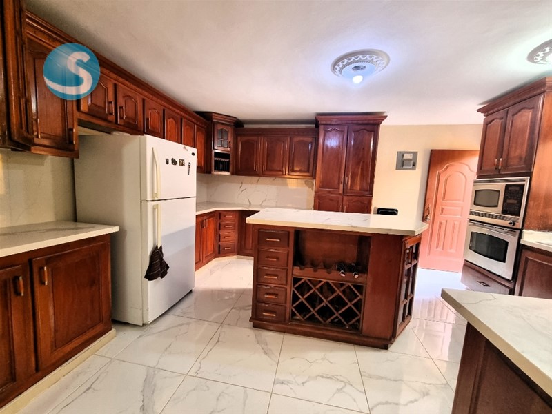 Casa espaciosa en venta en Brisa Oriental, zona segura en República Dominicana
