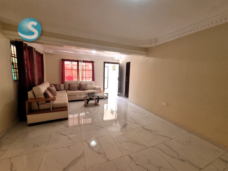 Casa espaciosa en venta en Brisa Oriental, zona segura en República Dominicana
