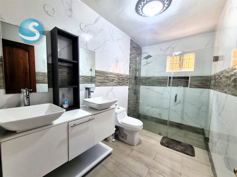 Casa espaciosa en venta en Brisa Oriental, zona segura en República Dominicana