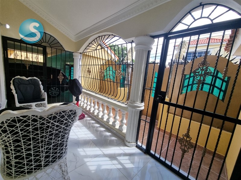 Casa espaciosa en venta en Brisa Oriental, zona segura en República Dominicana