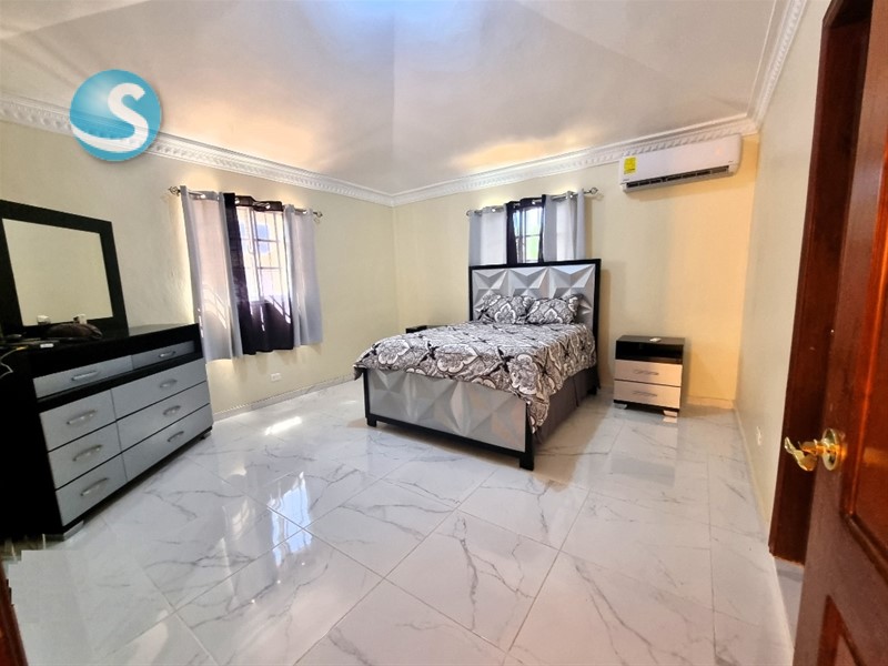 Casa espaciosa en venta en Brisa Oriental, zona segura en República Dominicana