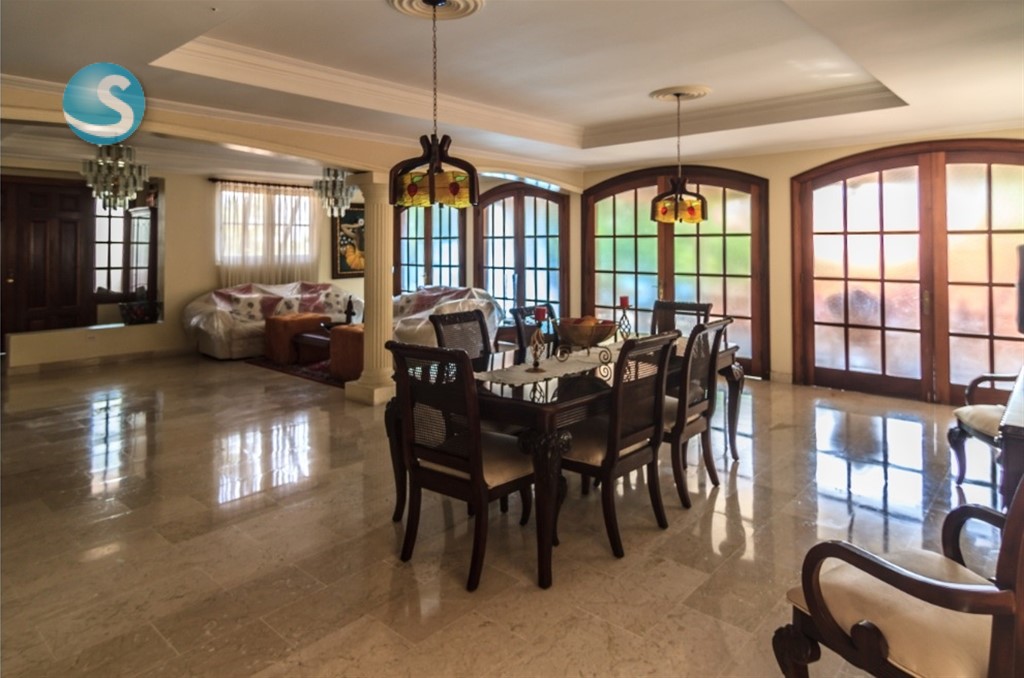 Casa en Venta en Altos de Arroyo Hondo III, Amplia y Elegante