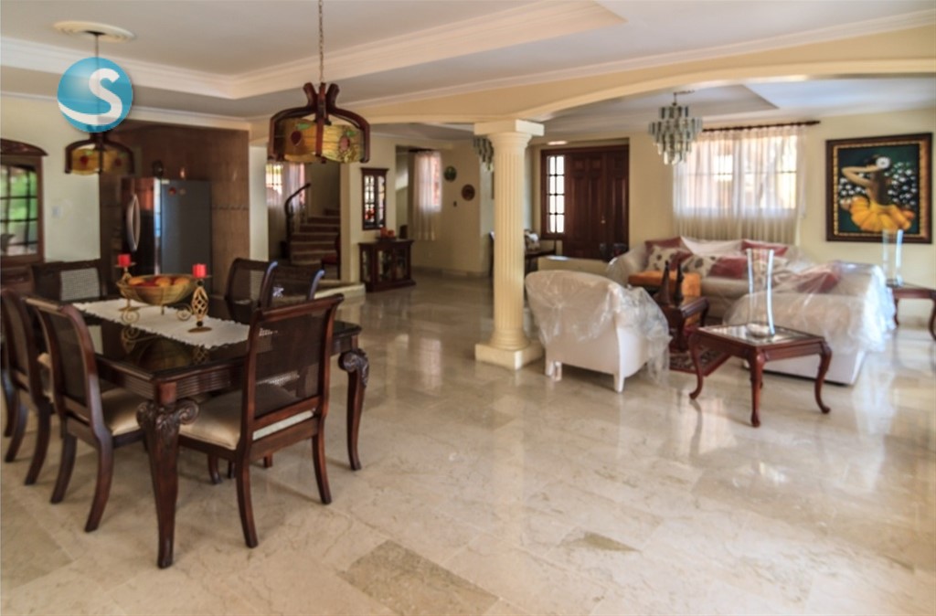Casa en Venta en Altos de Arroyo Hondo III, Amplia y Elegante en República Dominicana