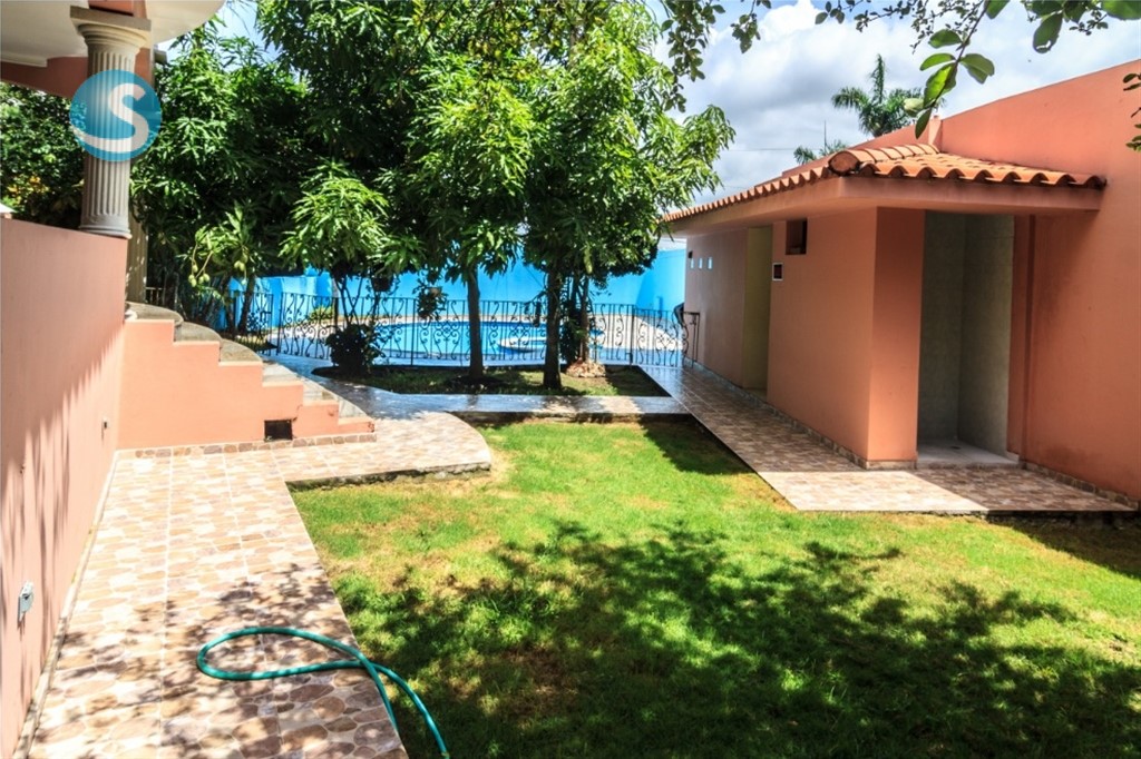 Casa en Venta en Altos de Arroyo Hondo III, Amplia y Elegante en República Dominicana