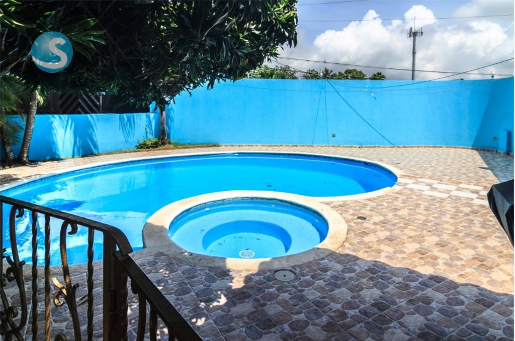 Casa en Venta en Altos de Arroyo Hondo III, Amplia y Elegante en República Dominicana