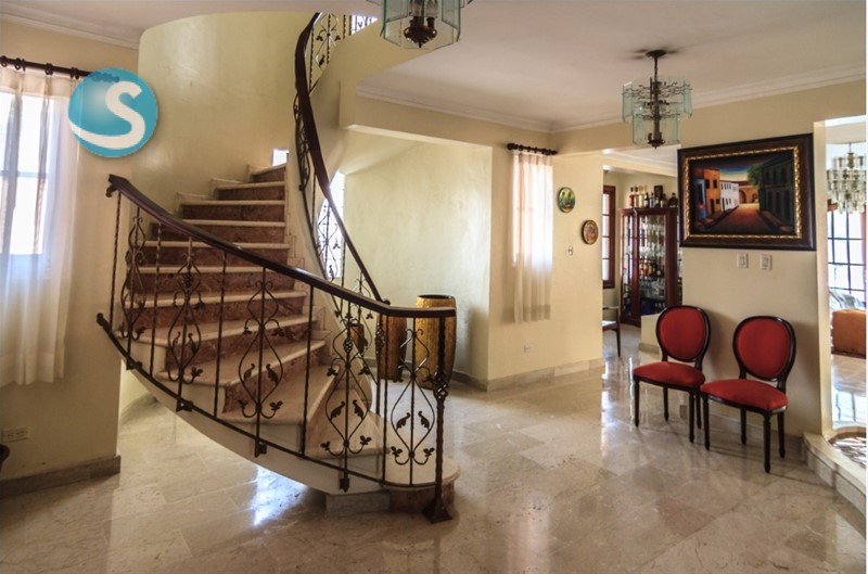 Casa en Venta en Altos de Arroyo Hondo III, Amplia y Elegante en República Dominicana