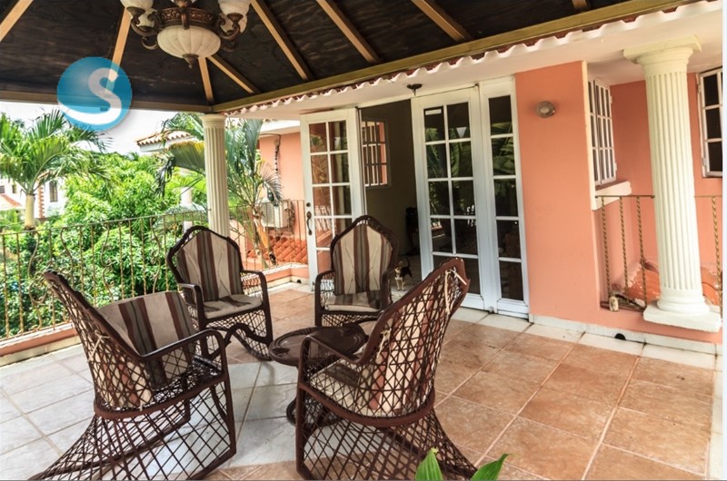 Casa en Venta en Altos de Arroyo Hondo III, Amplia y Elegante en República Dominicana