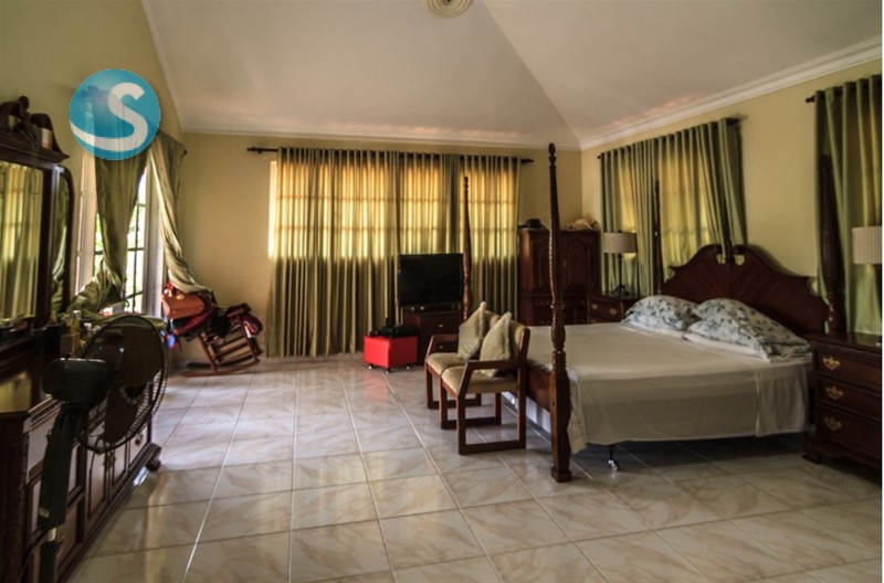 Casa en Venta en Altos de Arroyo Hondo III, Amplia y Elegante en República Dominicana
