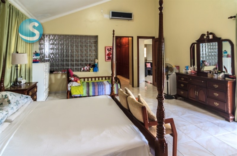 Casa en Venta en Altos de Arroyo Hondo III, Amplia y Elegante en República Dominicana
