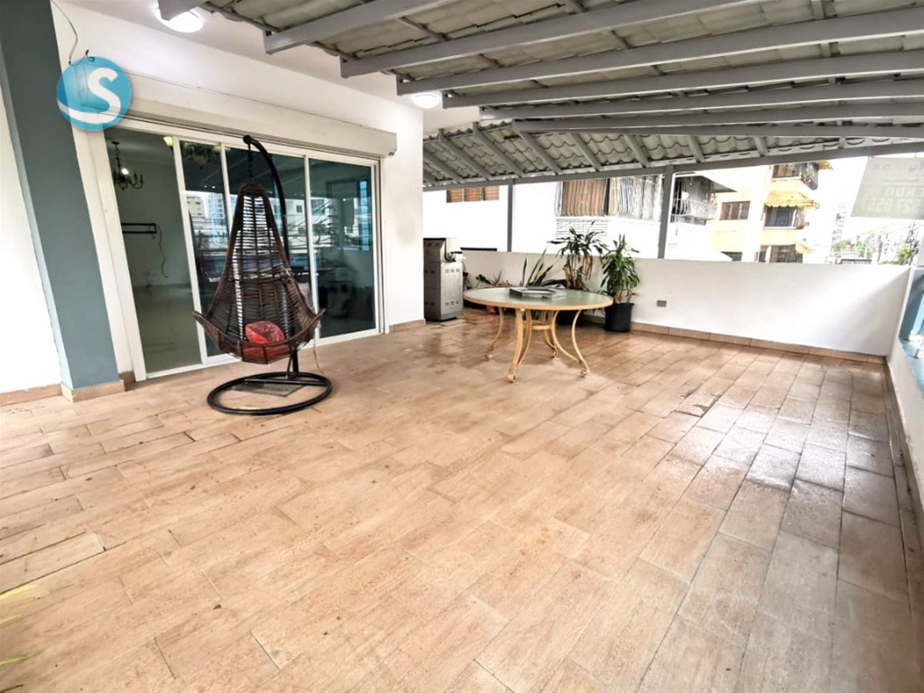 Apartamento amplio con terraza en Evaristo Morales