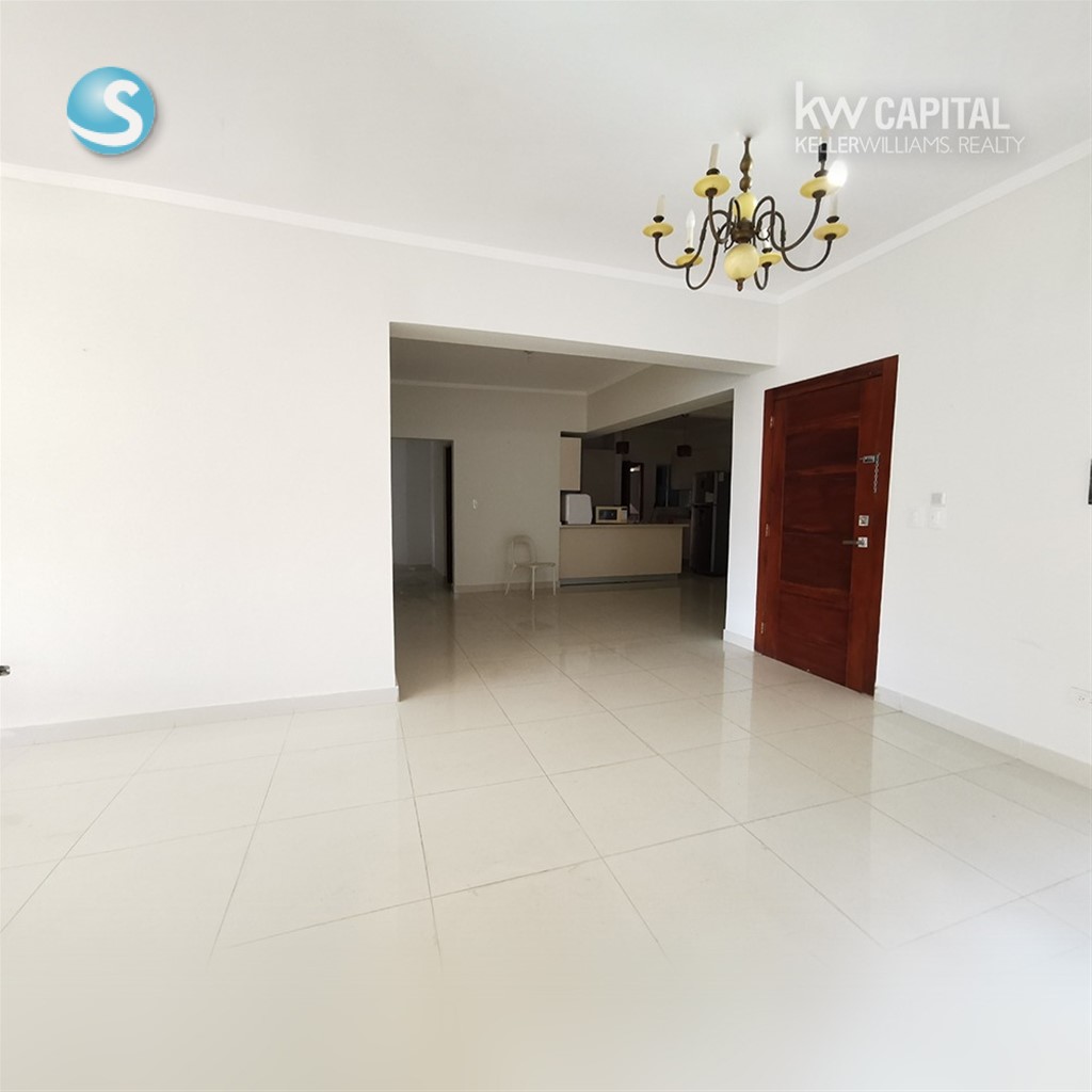 Apartamento amplio con terraza en Evaristo Morales en República Dominicana