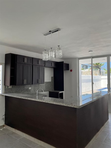Villa en venta en Bávaro con piscina y amplio terreno en República Dominicana