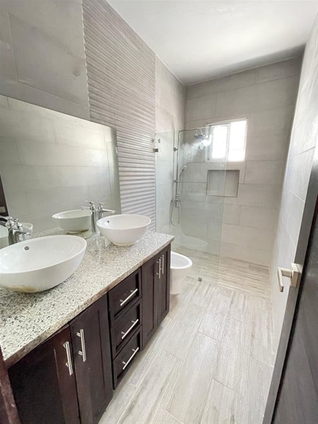 Villa en venta en Bávaro con piscina y amplio terreno en República Dominicana